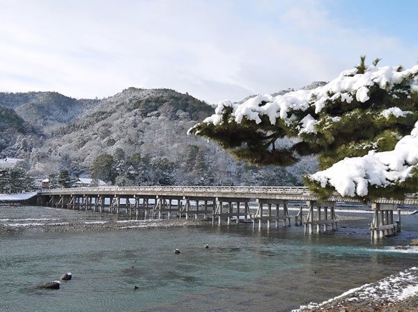 京都の冬は雪景色と梅の花見