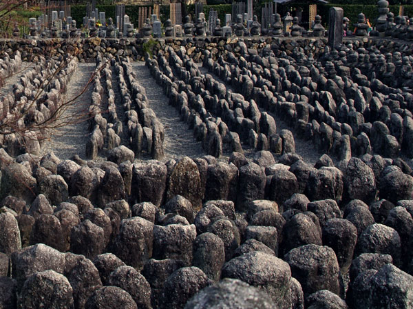 8000体の無縁仏が並ぶ地化野念仏寺